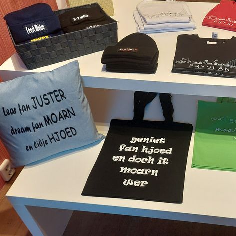 Tasjes met Friese tekst